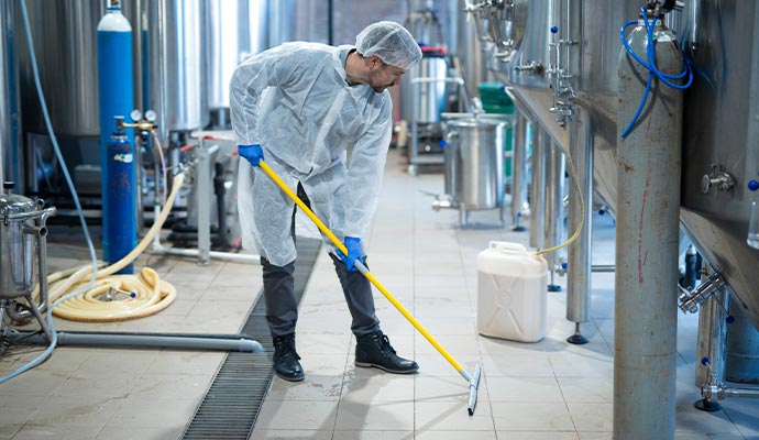 Cleaning service for industrial facilities